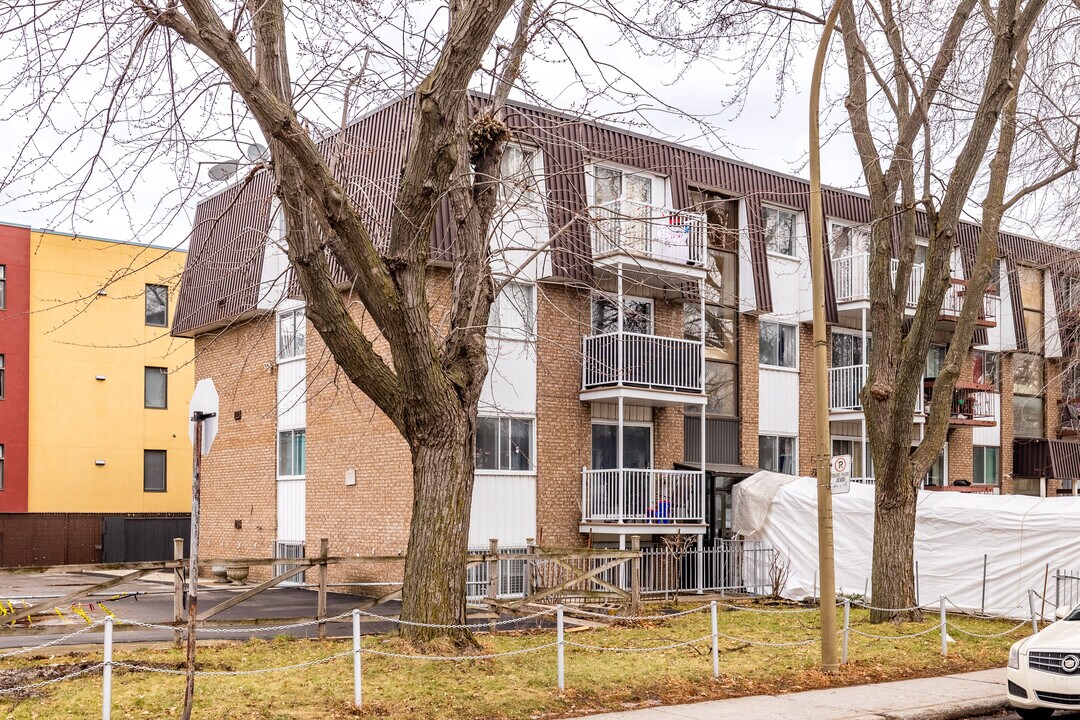 1971 Versailles Rue in Montréal, QC - Building Photo
