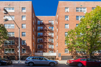 Barclay Plaza North in Forest Hills, NY - Building Photo - Building Photo