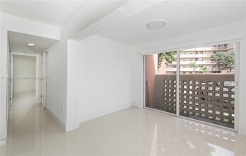 10241 NW 9th Street Cir, Unit 109-5 in Miami, FL - Building Photo - Building Photo