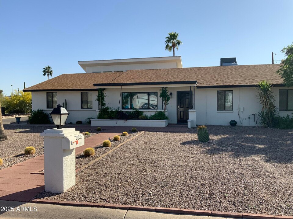 13832 N 32nd St in Phoenix, AZ - Building Photo