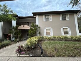 5265 E Bay Dr in Clearwater, FL - Building Photo