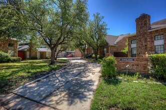 300 Stoneledge Dr in Irving, TX - Building Photo - Building Photo