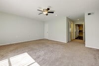 1917 Augusta Dr photo'