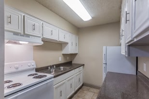 Villa De Cancun in Little Rock, AR - Building Photo