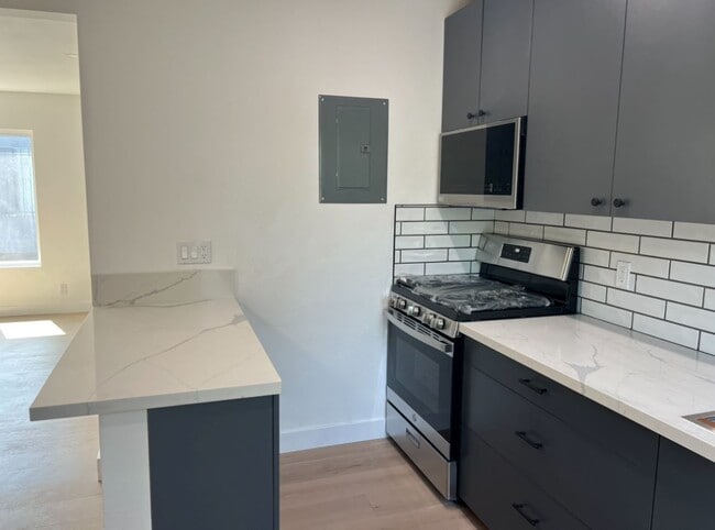 2714 Queen St, Unit 4 in Los Angeles, CA - Building Photo - Building Photo