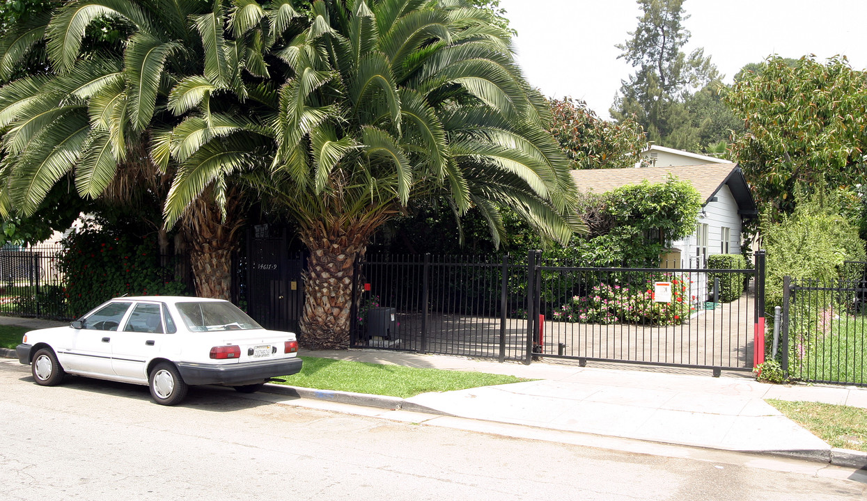 14617 Gilmore St in Van Nuys, CA - Building Photo