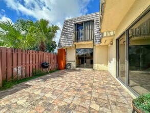 166 Lake Arbor Dr in Palm Springs, FL - Building Photo - Building Photo