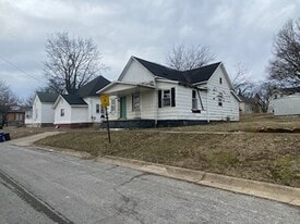 212 E Lincoln St in Harrisburg, IL - Building Photo