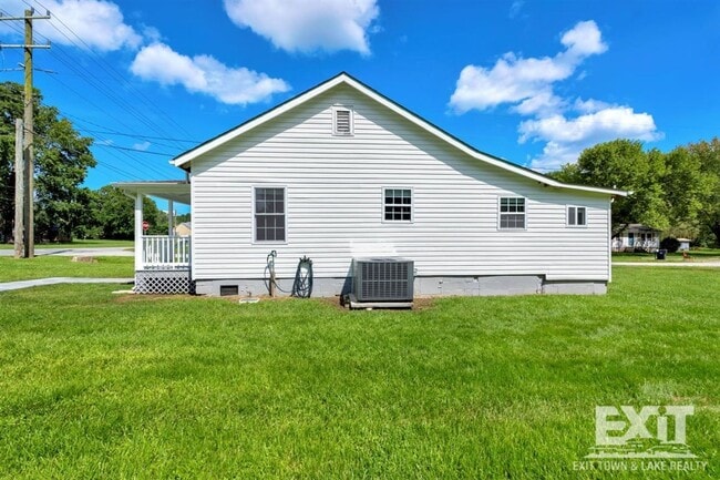 108 E Pine St in La Crosse, VA - Building Photo - Building Photo