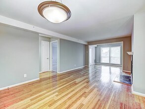 3176 Summit Square Dr in Oakton, VA - Building Photo - Building Photo