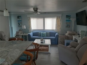 125 Queen Palm Dr in Naples, FL - Building Photo - Building Photo