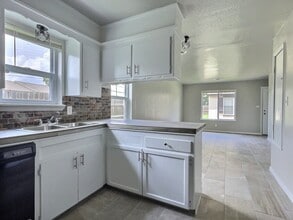 6116 S Madison Plz, Unit B in Tulsa, OK - Building Photo - Building Photo