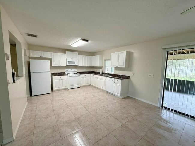 134 SE Whitmore Dr in Port St. Lucie, FL - Foto de edificio - Building Photo