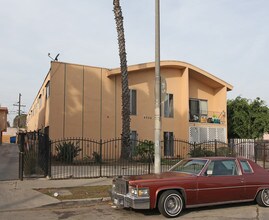 6735 Brynhurst Ave in Los Angeles, CA - Foto de edificio - Building Photo