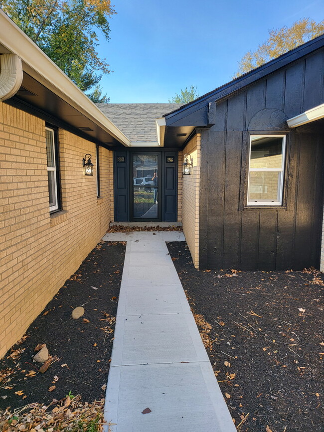 642 Echo Bend Blvd in Greenwood, IN - Foto de edificio - Building Photo