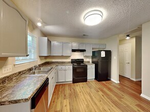 6047 Hedgecrest Pl in Charlotte, NC - Building Photo - Building Photo