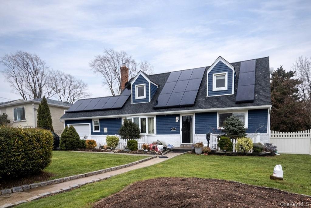 83 E Lido Promenade in Lindenhurst, NY - Building Photo