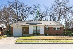 1803 Oak Tree Ln in Arlington, TX - Building Photo