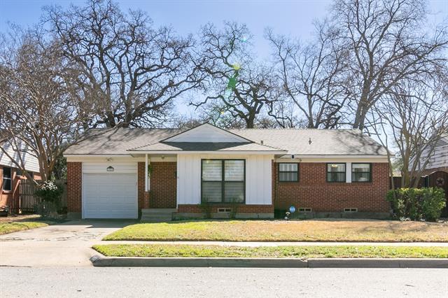 1803 Oak Tree Ln in Arlington, TX - Building Photo