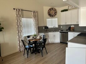 8507 Frankie Lou St, Unit A in Bakersfield, CA - Building Photo