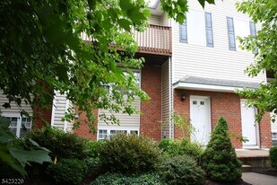 17 Castle Dr in Berkeley Heights, NJ - Building Photo
