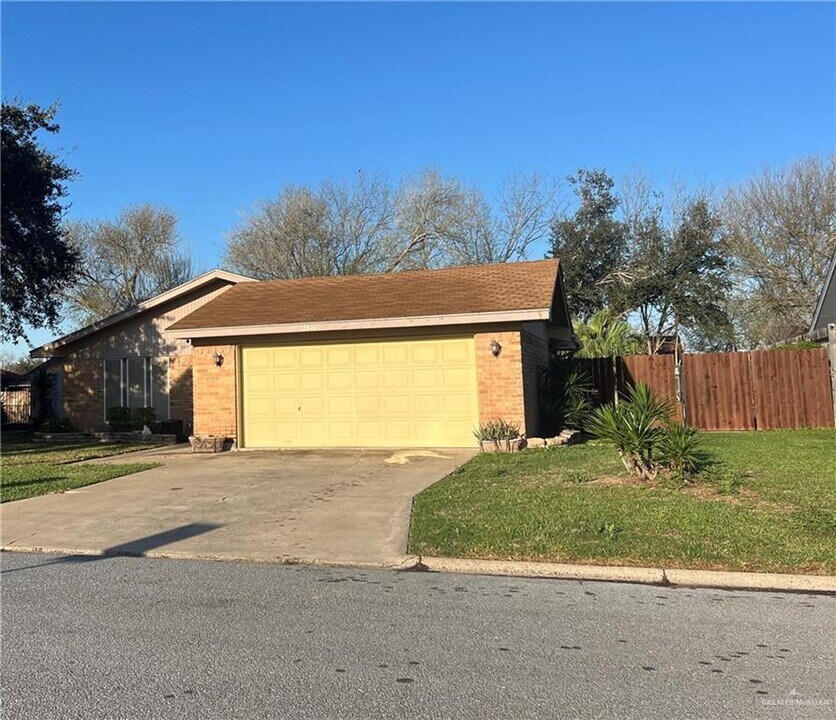 11 Gardenia Cir in McAllen, TX - Building Photo