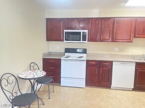 5180 Indian River Dr in Las Vegas, NV - Foto de edificio - Building Photo