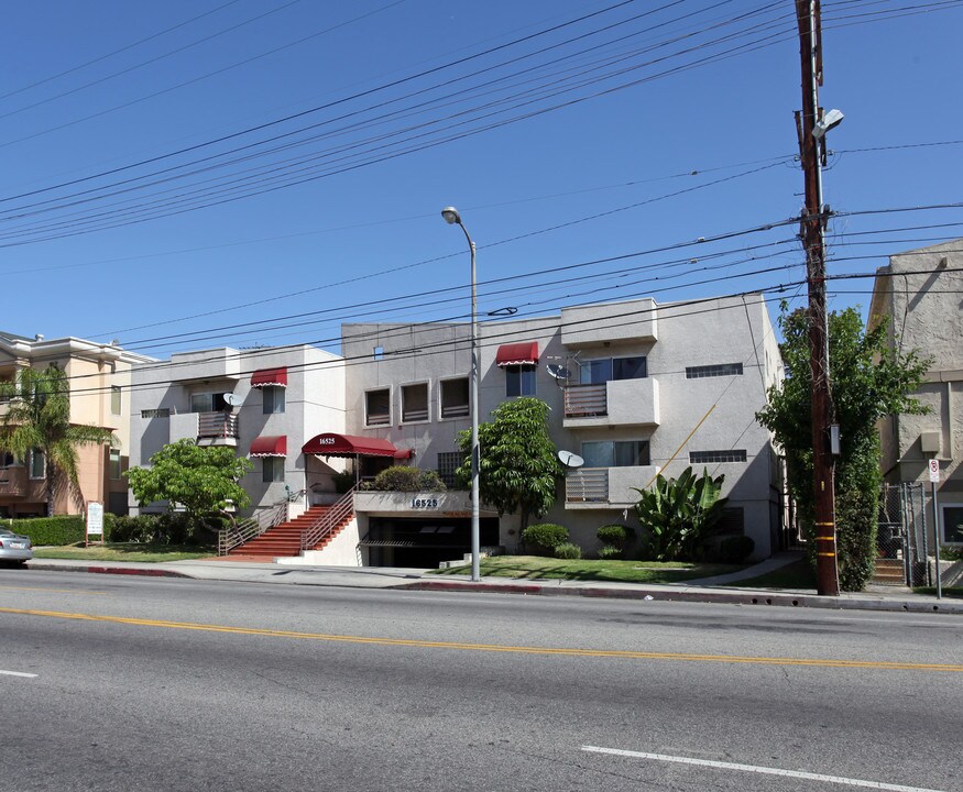 16525 Vanowen St in Van Nuys, CA - Foto de edificio