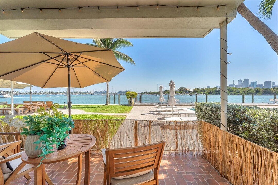 1130 Venetian Way in Miami Beach, FL - Building Photo