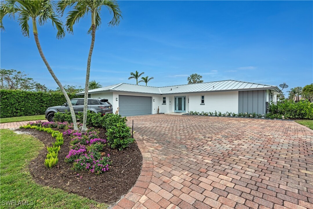 595 Wedge Dr in Naples, FL - Foto de edificio