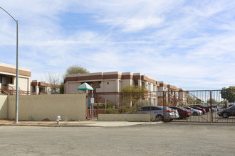 2485 N Alvernon Way in Tucson, AZ - Building Photo - Building Photo