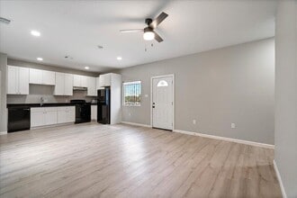 2902 S Laredo St in San Antonio, TX - Building Photo - Building Photo