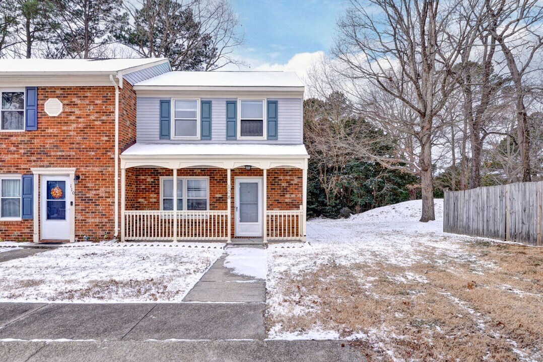 108 Shrewsbury Square in Yorktown, VA - Building Photo