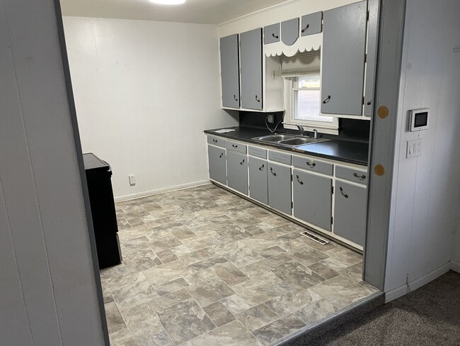 701 W Holmes Rd in Lansing, MI - Foto de edificio - Building Photo