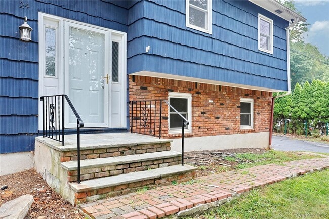 24 Wallace Dr in Chestnut Ridge, NY - Building Photo - Building Photo