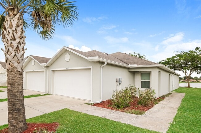9000 Aegean Cir in Lehigh Acres, FL - Foto de edificio - Building Photo