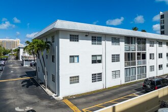 Key Biscayne VI Condominiums in Key Biscayne, FL - Building Photo - Building Photo