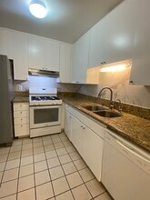 22113 Burbank Blvd in Los Angeles, CA - Foto de edificio - Building Photo