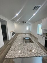 7452 9th St in Lubbock, TX - Foto de edificio - Building Photo
