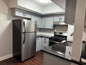222 W Inverrary Ln in Deerfield, IL - Building Photo - Building Photo