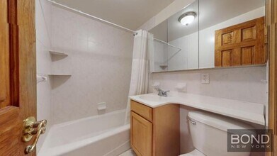 306 W 73rd St in New York, NY - Building Photo - Building Photo
