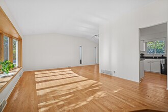 1037 Heatherfield Ln in Glenview, IL - Building Photo - Building Photo