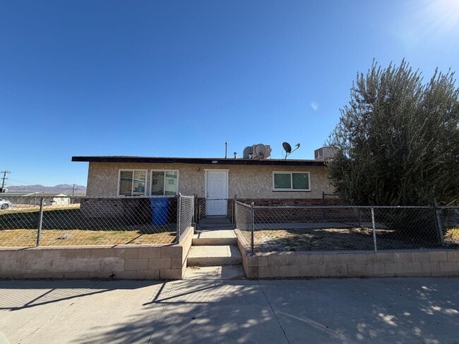 property at 902 E Navajo St