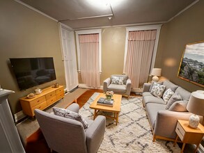 60 Egmont St, Unit 1 in Brookline, MA - Foto de edificio - Building Photo