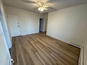 22 Cottage St, Unit 2 in Holbrook, MA - Foto de edificio - Building Photo