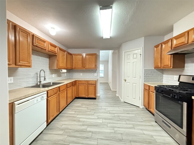 6534 Carly Park Way in Houston, TX - Foto de edificio - Building Photo