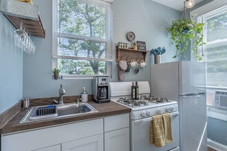 5651 Ridge Ave in Cincinnati, OH - Foto de edificio - Building Photo