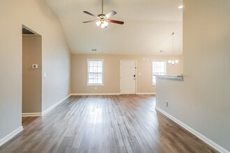 4925 Brookwood Pl in Atlanta, GA - Foto de edificio - Building Photo