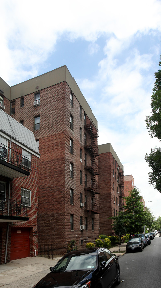 9419 66th Ave in Rego Park, NY - Building Photo - Building Photo