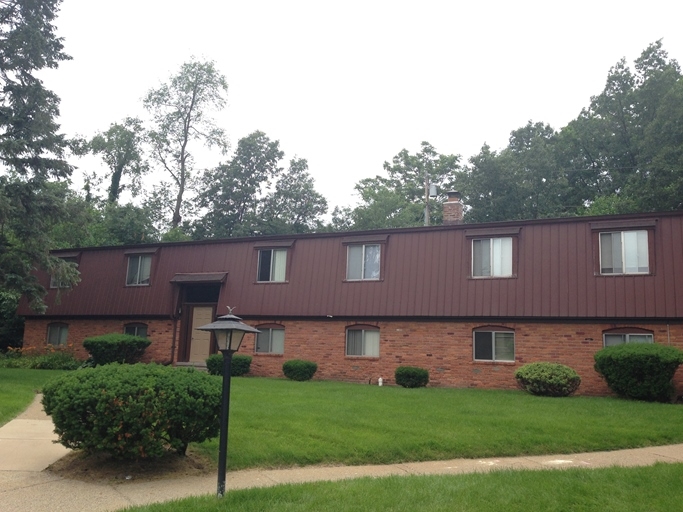 Walnut Ridge Apartments in Walled Lake, MI - Building Photo